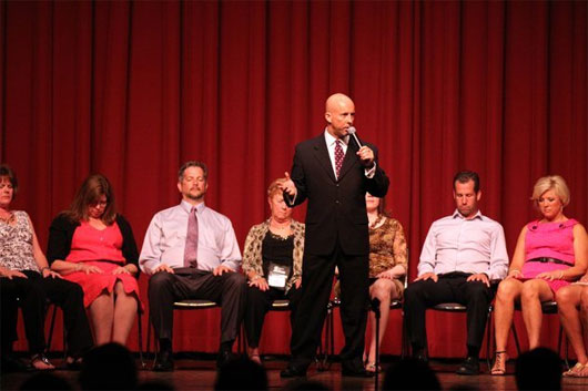 Thôi miên biểu diễn Thuật thôi miên và những bí ẩn trong thế giới tiềm thức