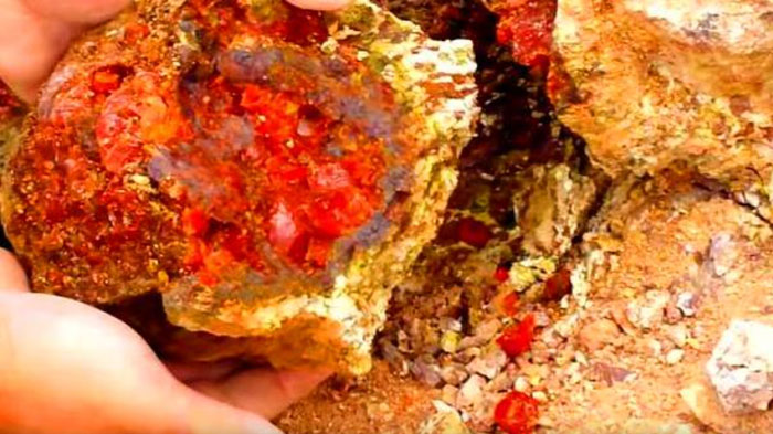 da-opal-lua-1 Sau khi nhóm công nhân tách đôi tảng đá, phần ruột bên trong có màu đỏ như máu.