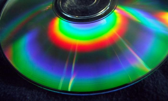 Ánh sáng tiếp xúc với một bề mặt và bị khúc xạ trở lại.