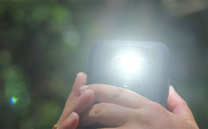 dung-dien-thoai-lam-den-pin Bạn nên ngừng sử dụng các ứng dụng đèn pin trên điện thoại của mình.