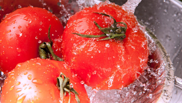 Mách bạn những cách tốt nhất để loại bỏ thuốc trừ sâu, hóa chất độc hại trên rau củ