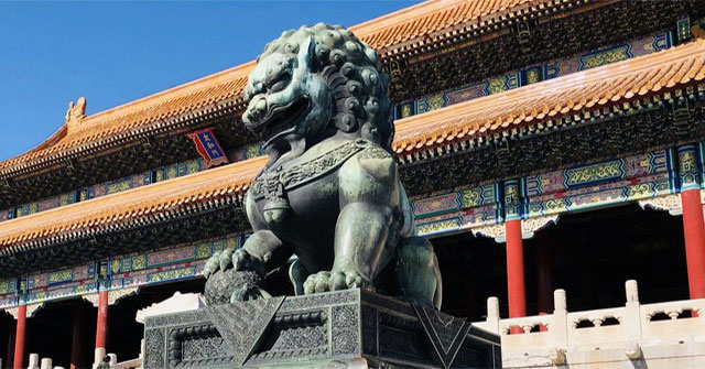 Di chuyển cặp sư tử đá trước Thái Hòa điện trong Cố cung, nhóm thợ hốt hoảng bởi cảnh tượng chưa từng thấy