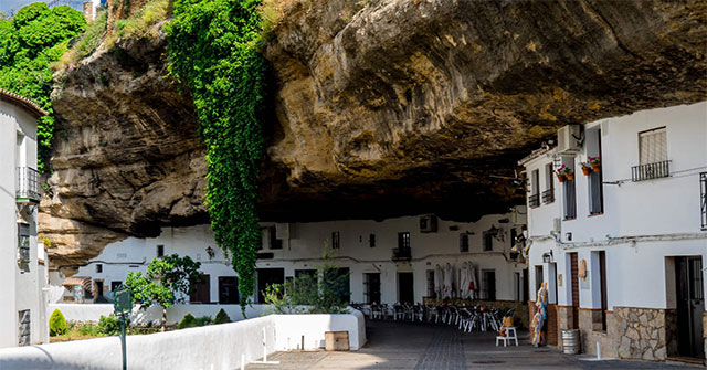 Top 6 thị trấn kỳ quặc nhất thế giới: Nơi được sống nhưng không được chết, nơi nằm gọn dưới tảng đá