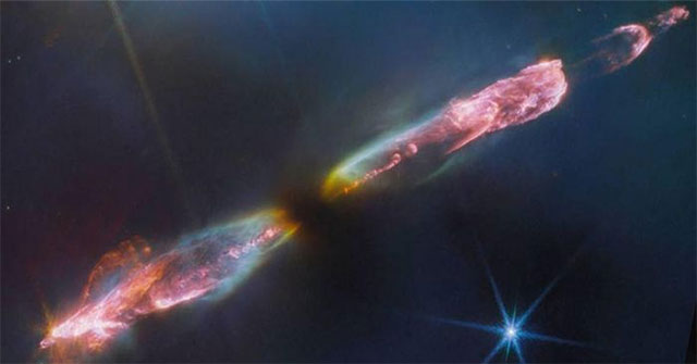 Hình ảnh ngôi sao mới đang phun khí ầm ầm trên dải ngân hà