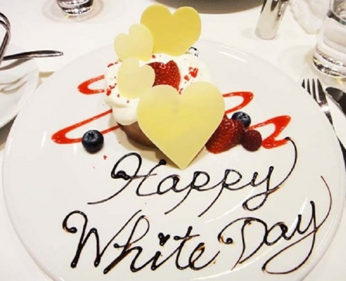 Trong ngày Valentine Trắng, bánh quy, kẹo và socola trắng được ưa chuộng thay vì những loại socola thông thường. Trong ngày Valentine Trắng, bánh quy, kẹo và socola trắng được ưa chuộng thay vì những loại socola thông thường.